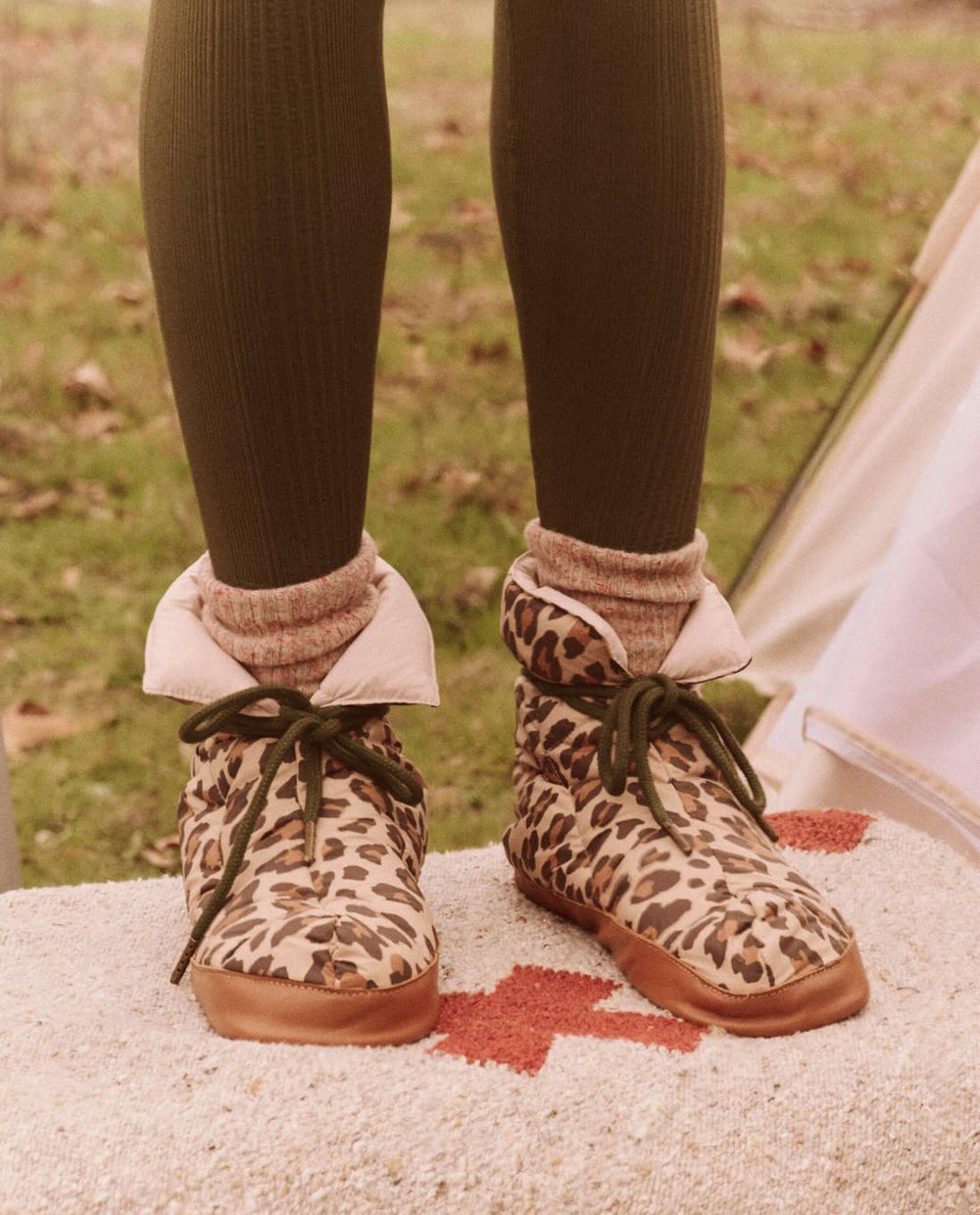 Accessories | Women The Great. The Down Quilted Puffer Slipper. Snow Leopard