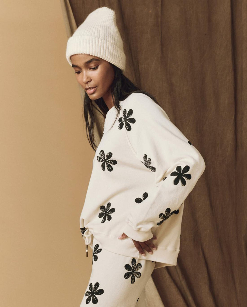 Novelty Tees &amp; Sweats | Women The Great. The Hand Stamped Slouch Sweatshirt. Washed White With Black Daisy