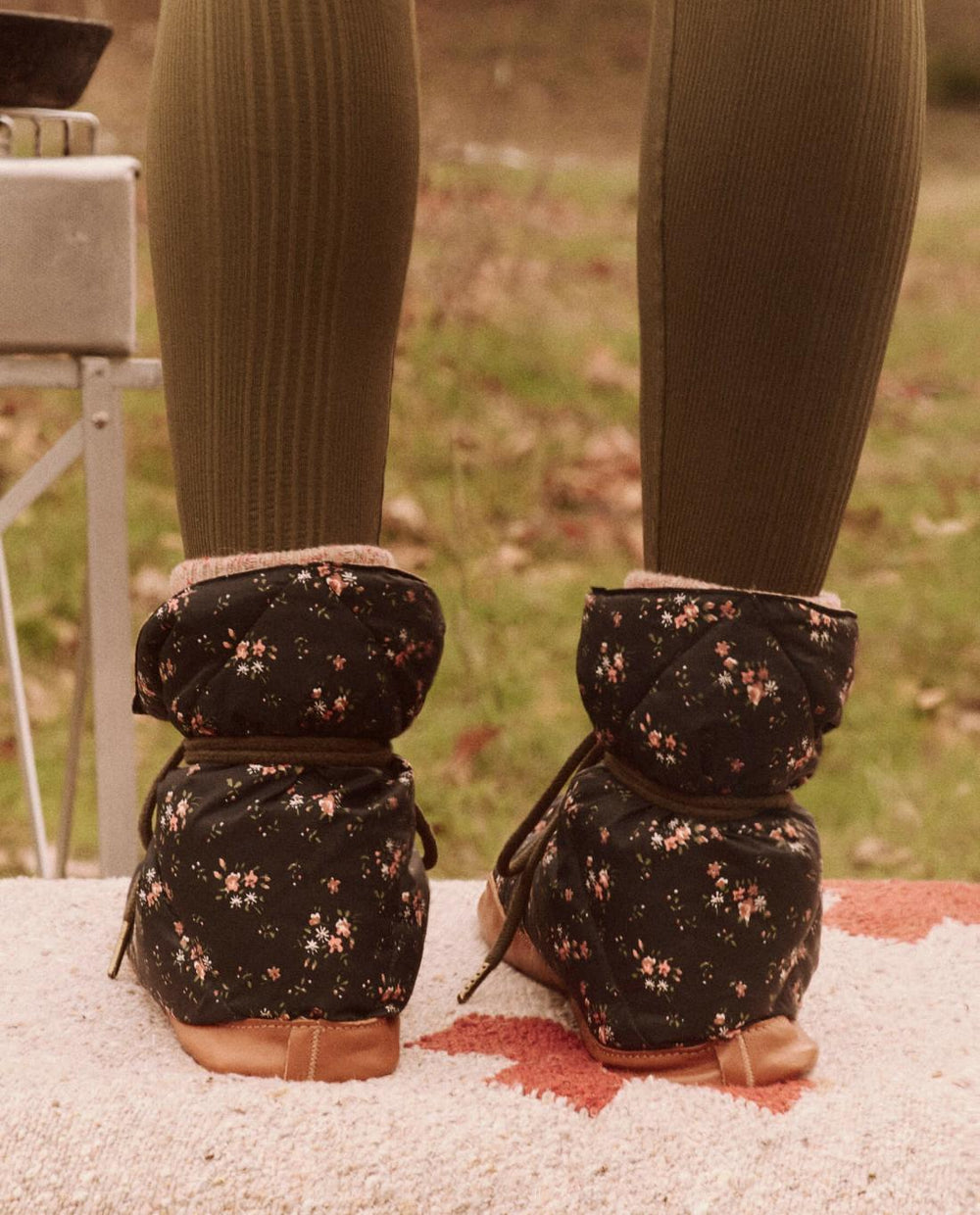 Shoes | Women The Great. The Down Quilted Puffer Slipper. Wilderness Floral And Powder Pink