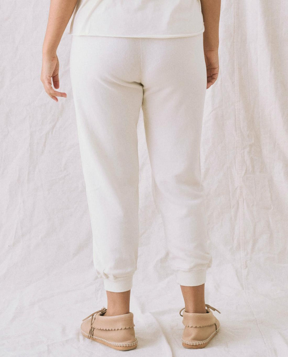 Sweatpants | Women The Great. The Cropped Sweatpant. Washed White