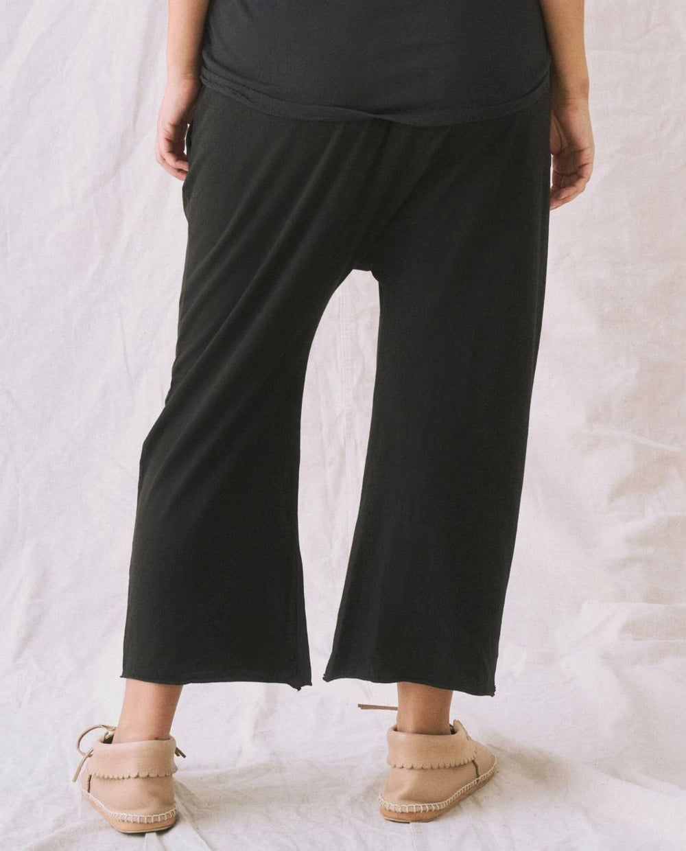 Sweatpants | Women The Great. The Jersey Crop. Almost Black