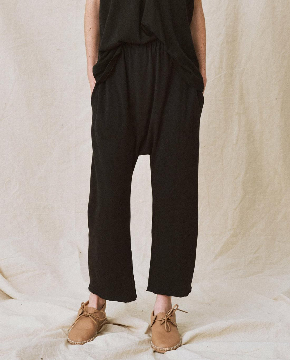 Sweatpants | Women The Great. The Jersey Crop. Almost Black