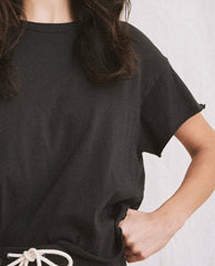 Tees | Women The Great. The Crop Tee. Solid Almost Black