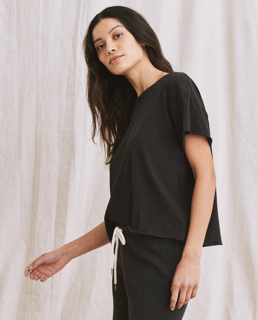 Tees | Women The Great. The Crop Tee. Solid Almost Black