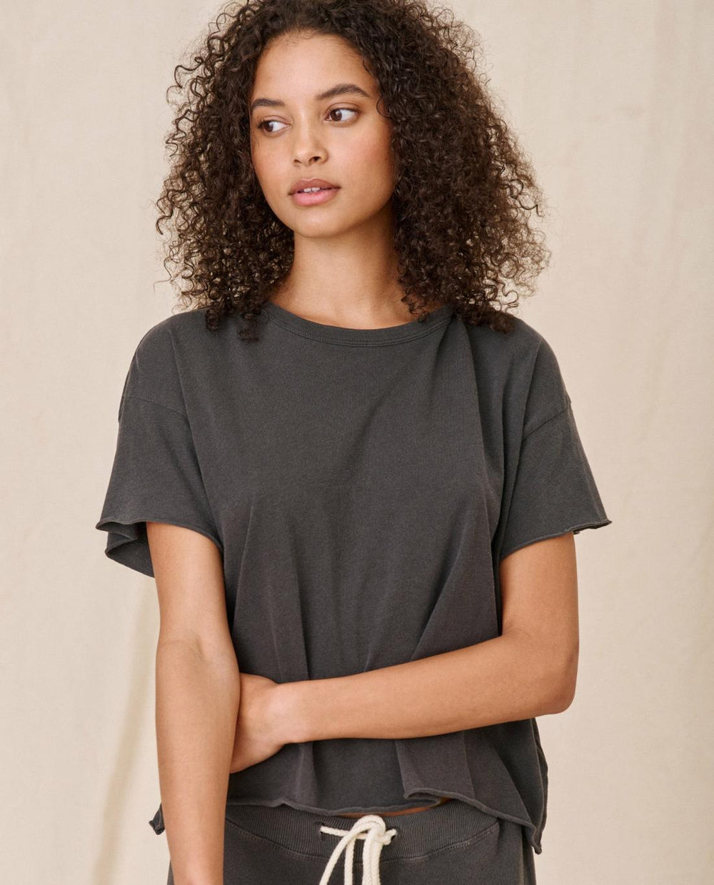 Tees | Women The Great. The Crop Tee. Solid Washed Black