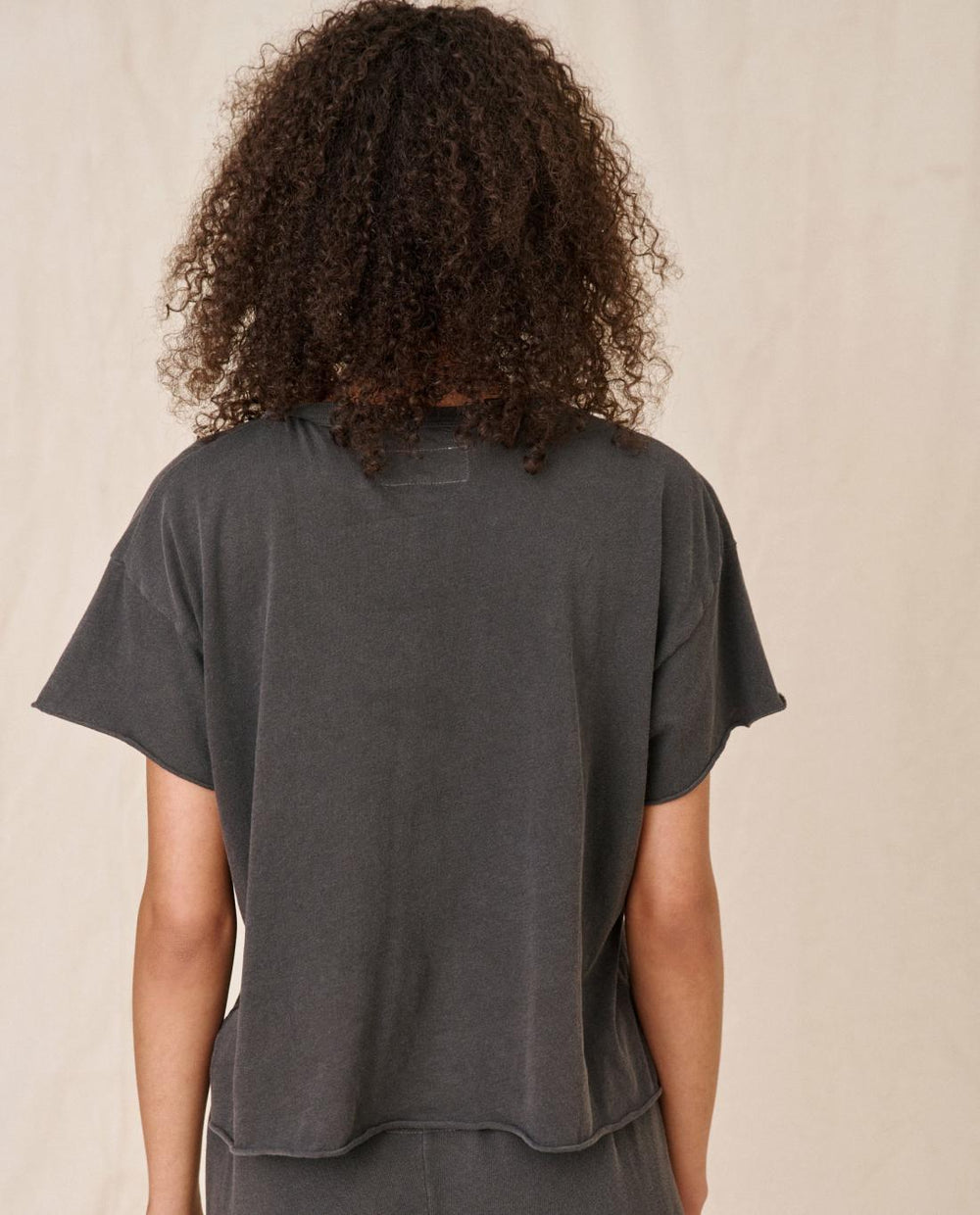 Tees | Women The Great. The Crop Tee. Solid Washed Black
