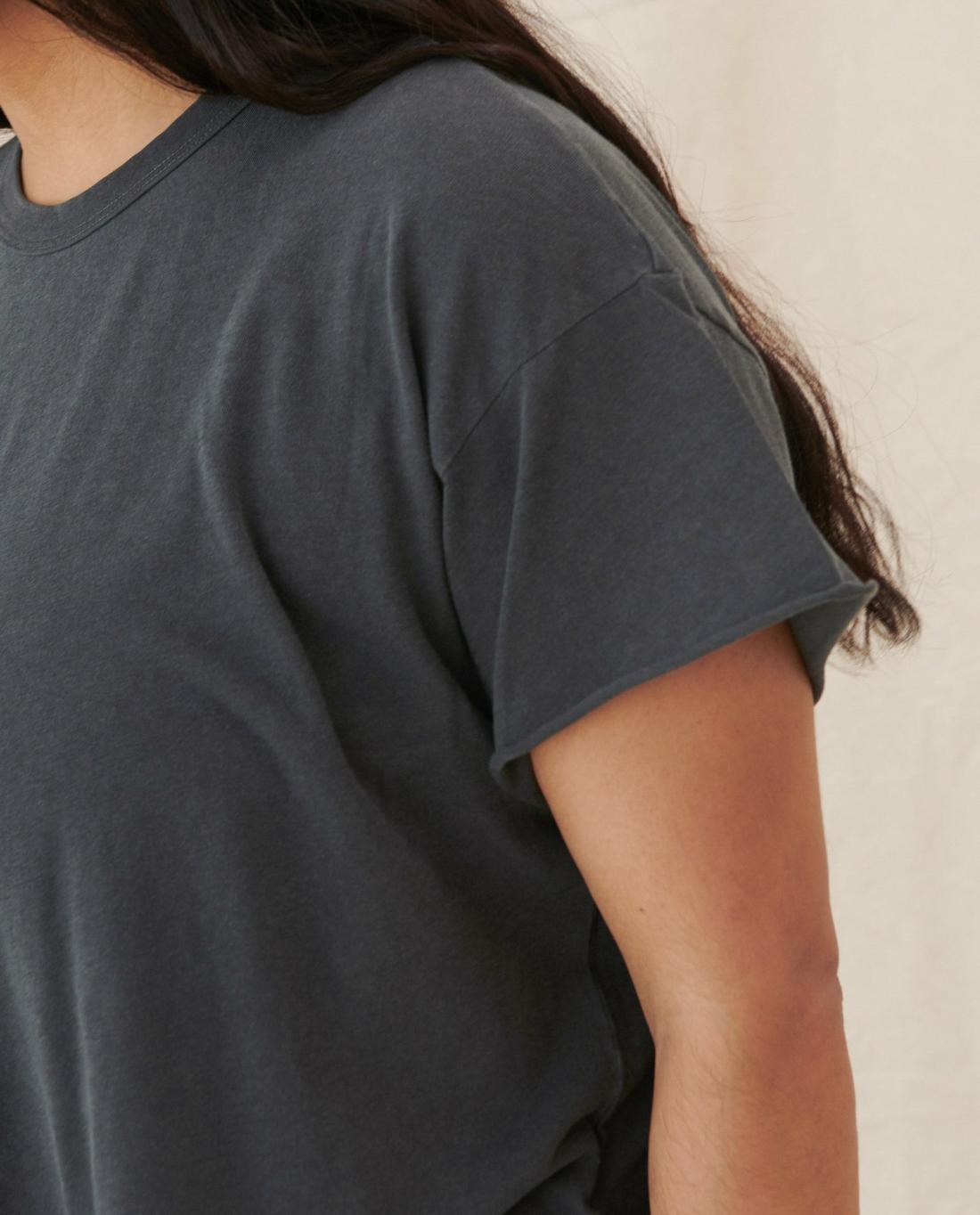 Tees | Women The Great. The Crop Tee. Solid Washed Black