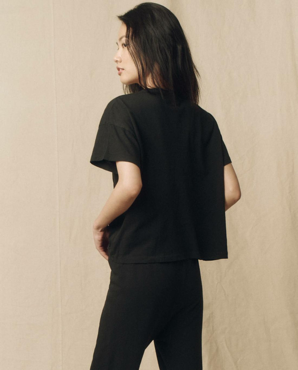 Tees | Women The Great. The Pocket Tee. Solid Almost Black